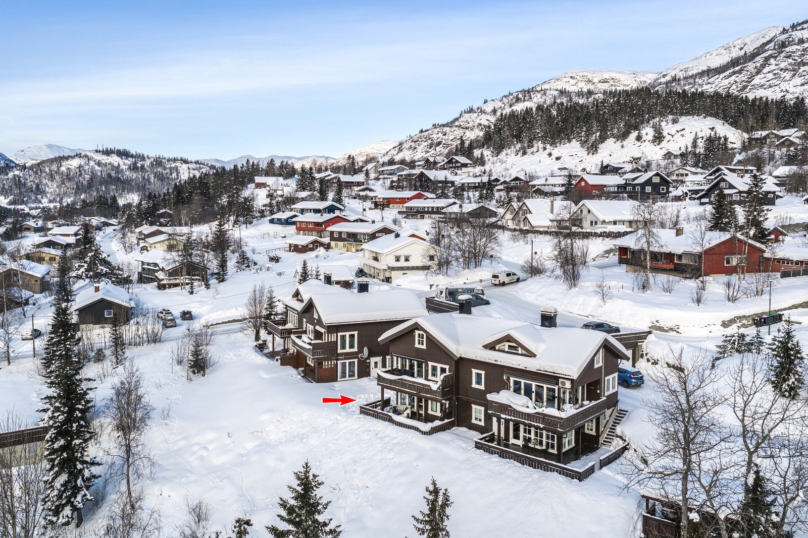 Leiligheten ligger som hjørneleilighet i hyggelig sameie, kun fire enheter i bygget. Galleribilde