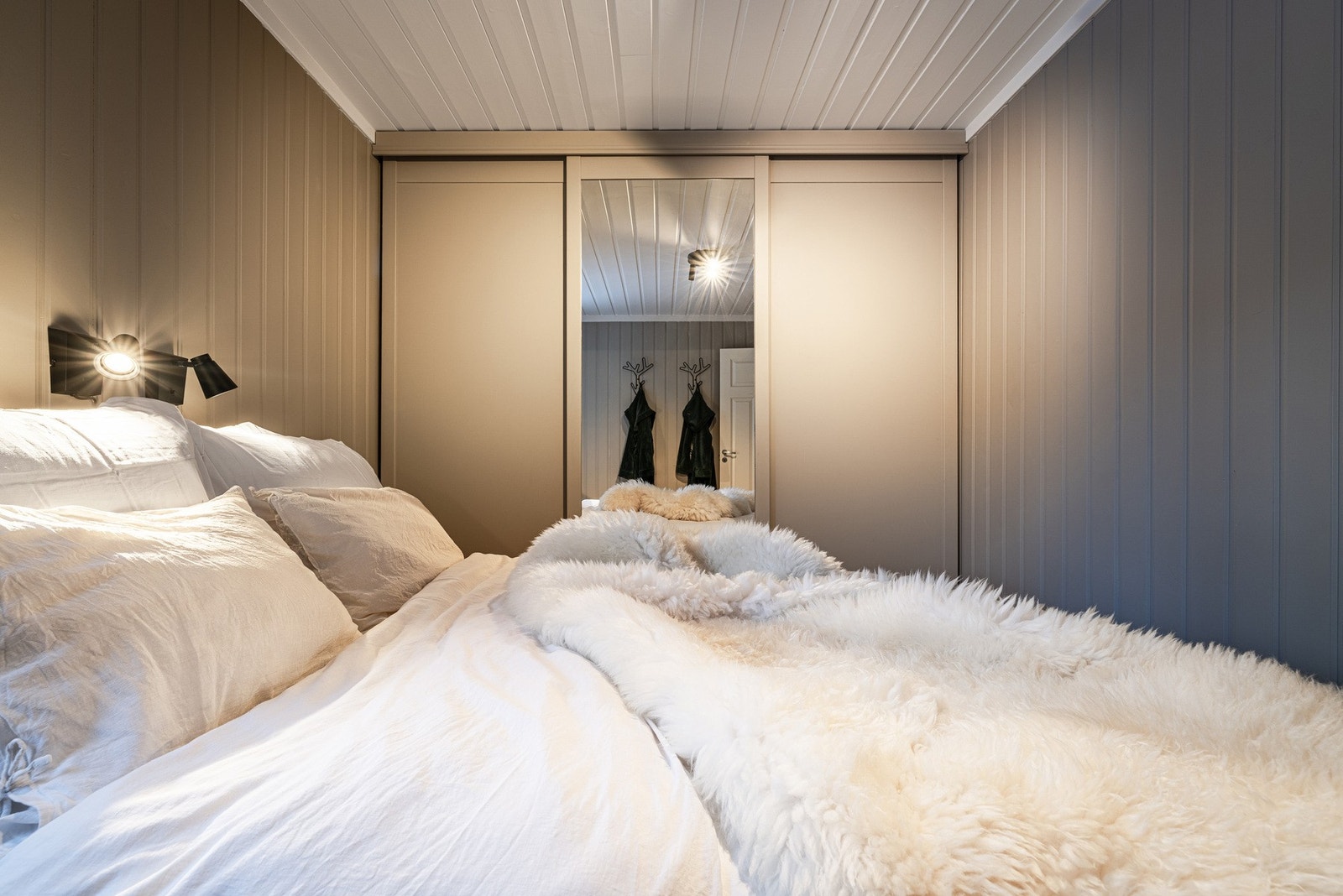 Praktisk garderobe med romslig og effektiv oppbevaring. Galleribilde