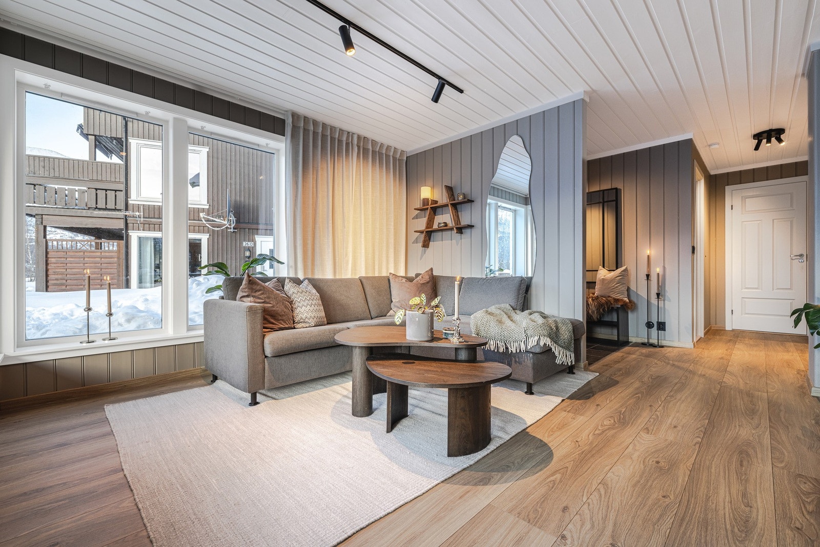 Lys og moderne stue med store vindusflater. Ny renovert i 2021. Galleribilde