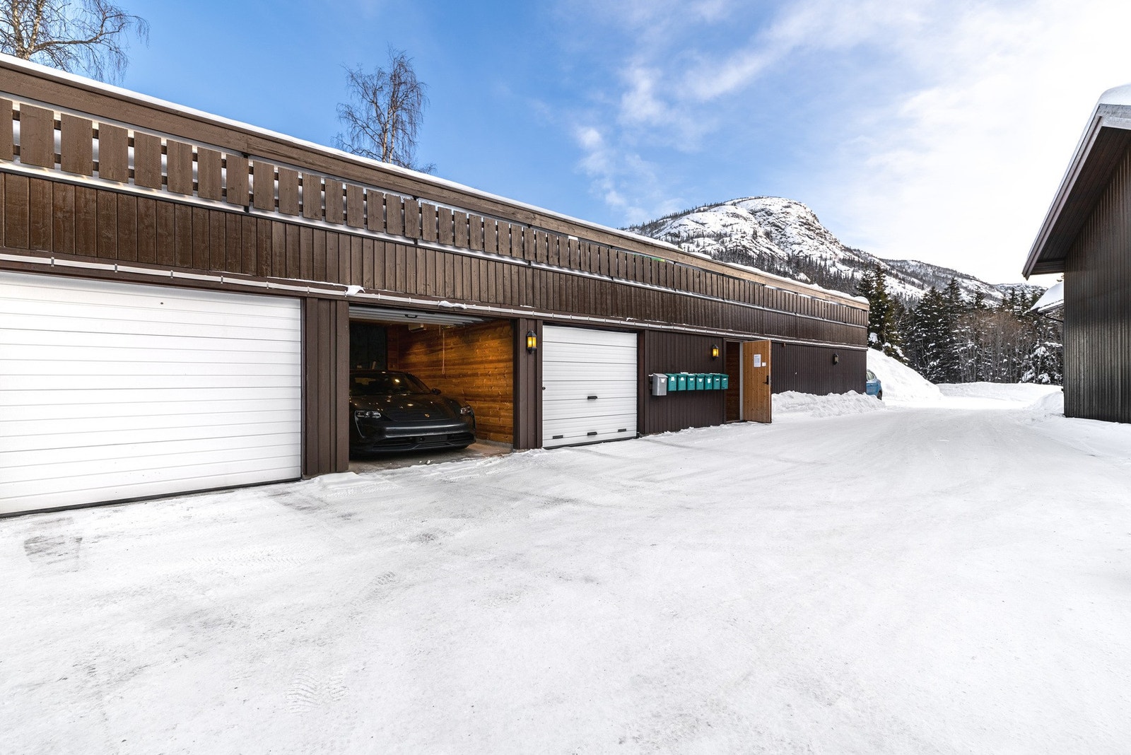 Praktisk garasjeplass i felles garasjeanlegg. Galleribilde