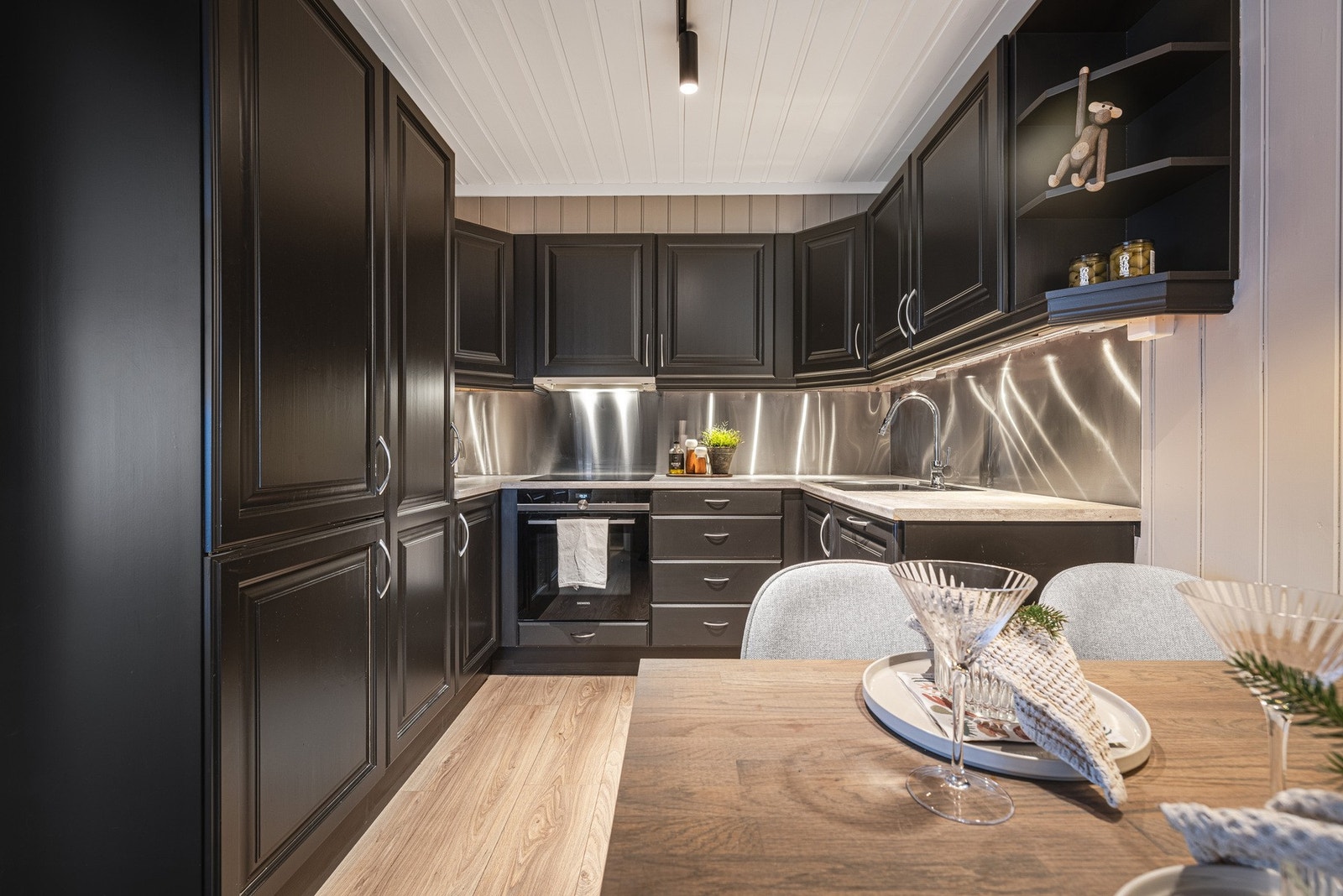 Moderne og innbydende kjøkken med plass til spisegruppe. Galleribilde