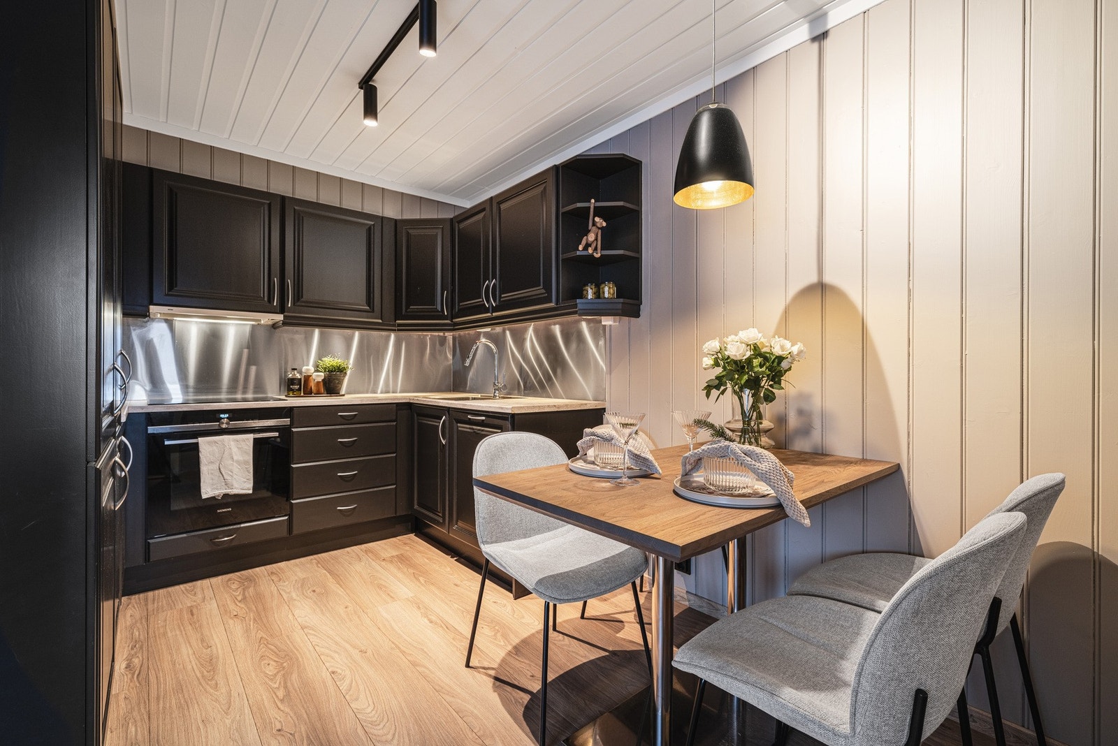 God benkeplass og moderne uttrykk med integrerte hvitevarer. Galleribilde