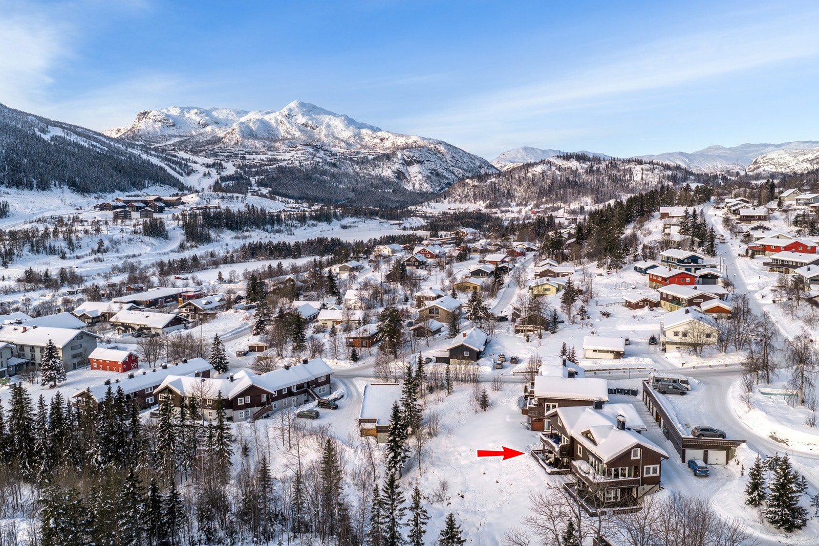 Leiligheten ligger høyt på solsiden av sentrum. Galleribilde