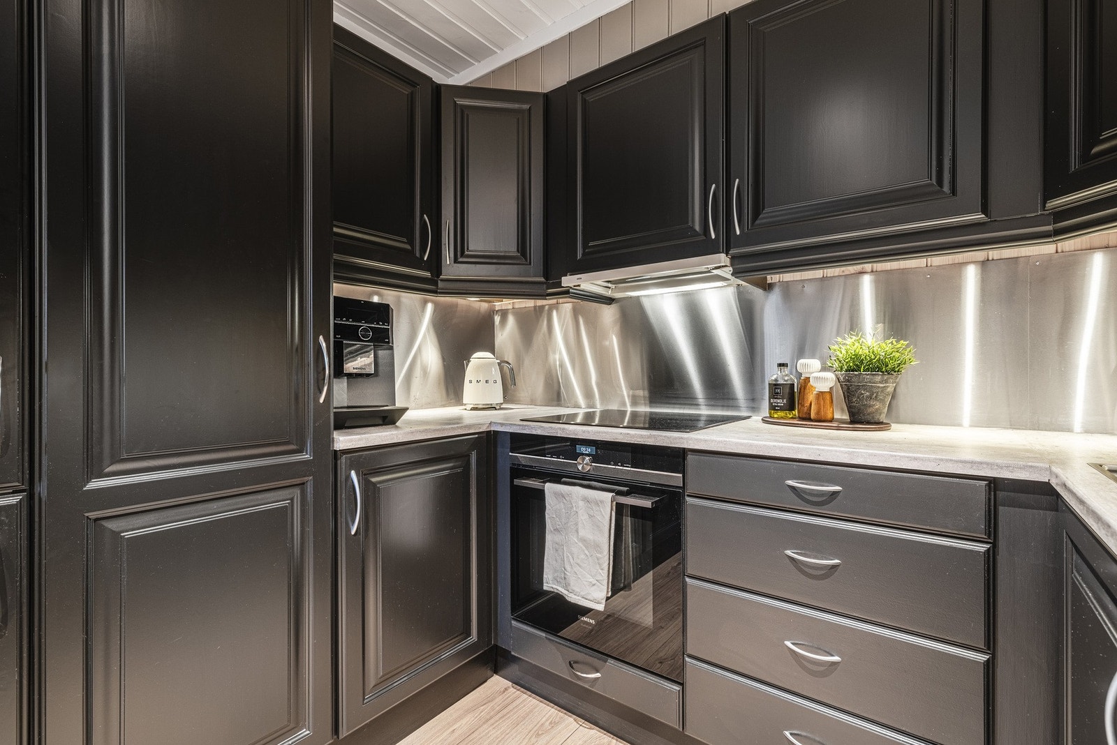 God skap- og benkeplass. Galleribilde