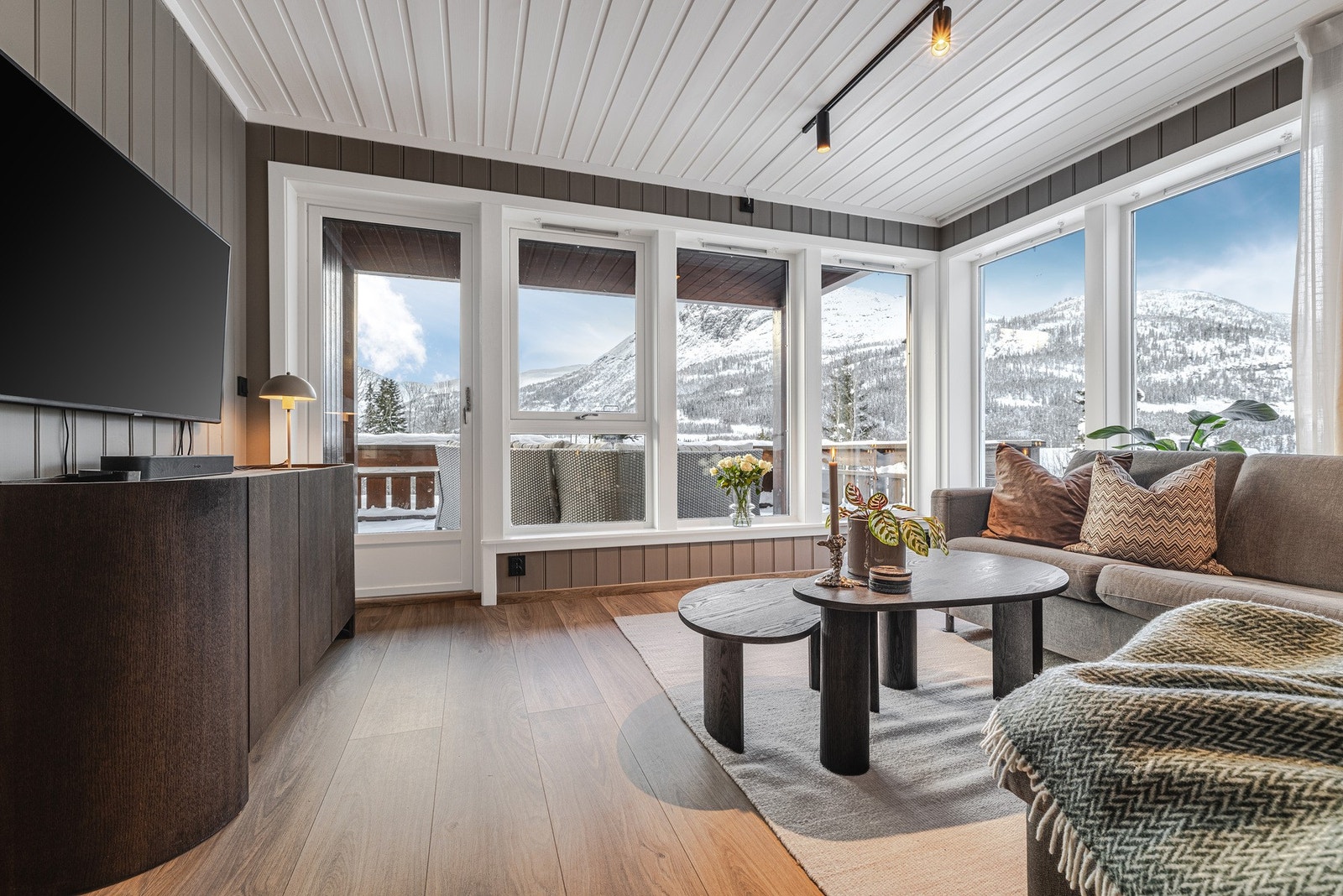 Store vinduer skaper en åpen og luftig atmosfære. Galleribilde