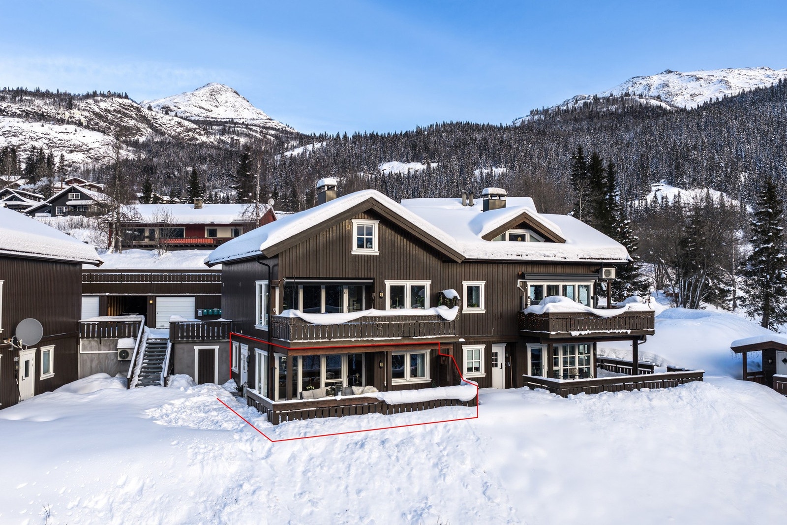Leiligheten ligger privat og tilbaketrukket med fin vinkling mot vakker utsikt og gode solforhold. Galleribilde