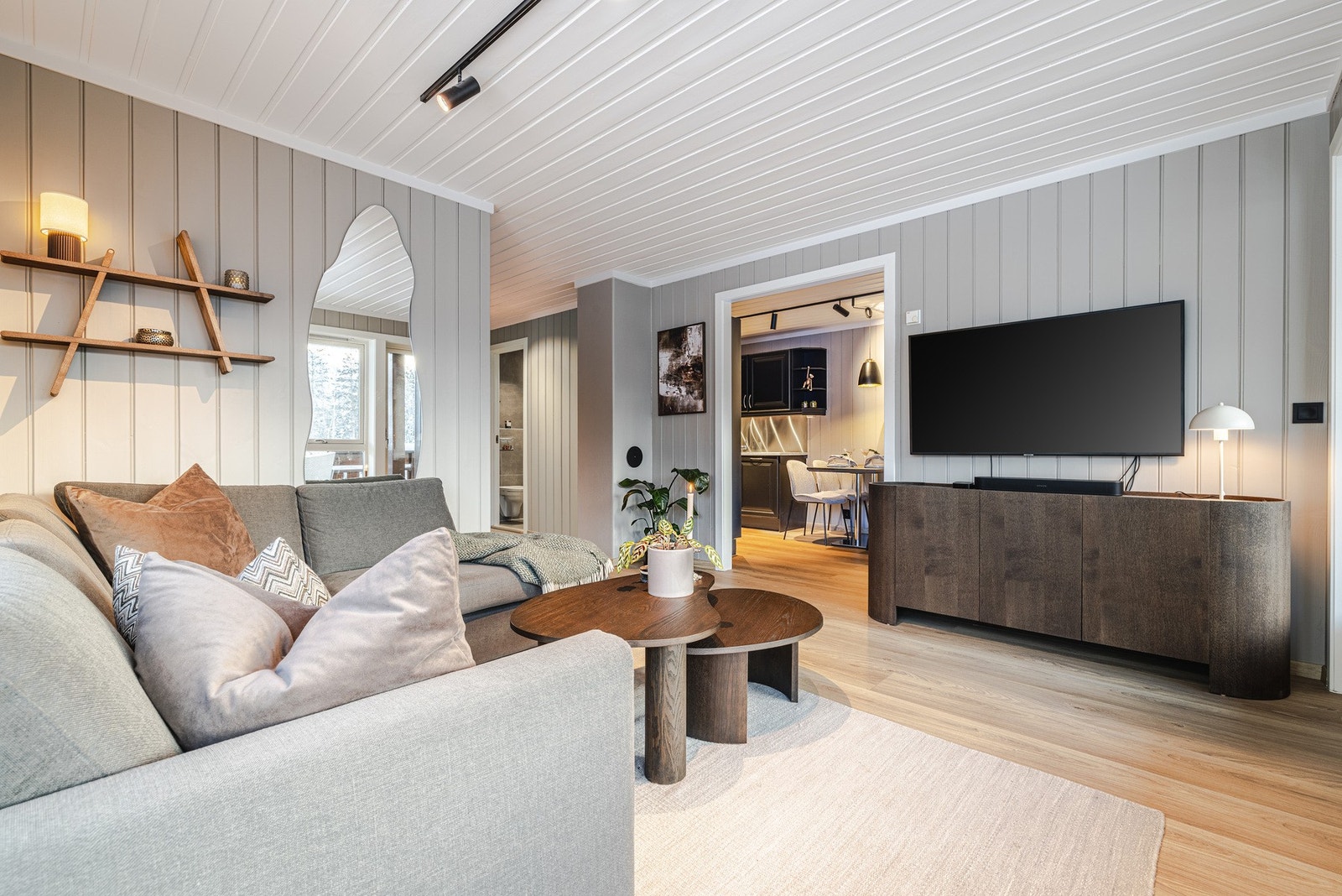 Fra stuen er det åpent, men fremdeles adskilt inn mot kjøkken og spisestue. Galleribilde