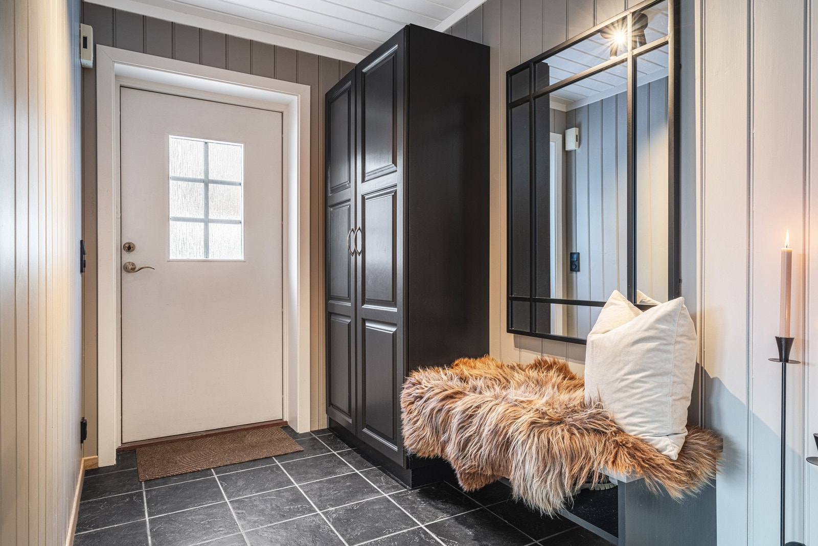Lys og innbydende gang med god garderobeløsning. Galleribilde