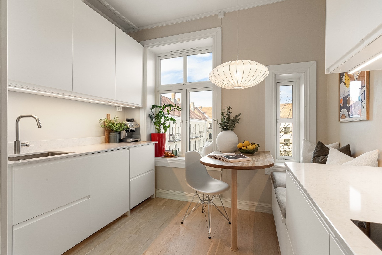 Separat kjøkken med plass til egen spiseplass. Galleribilde