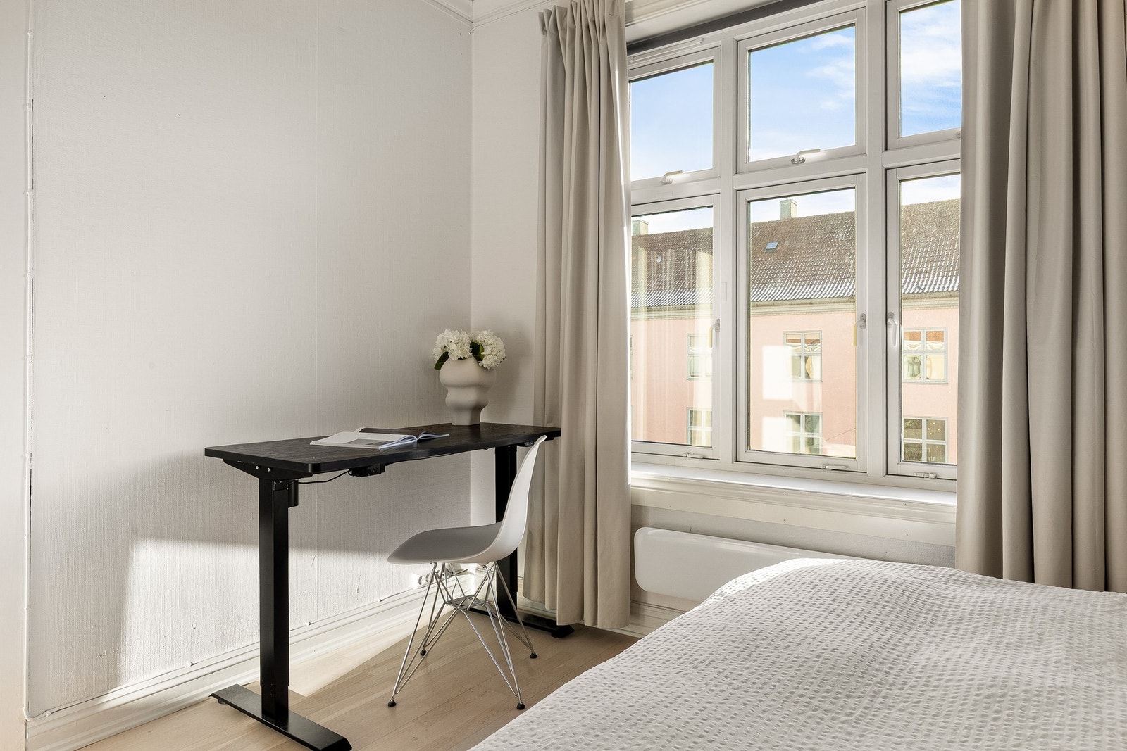 Rommet har store vindusflater som sørger for naturlig lysinnslipp. Galleribilde