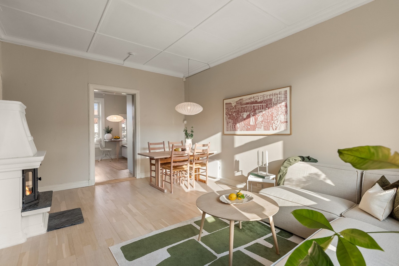 Stor og romslig stue med store vindusflater og fantastisk himlingshøyde målt til 2,80 meter. Galleribilde