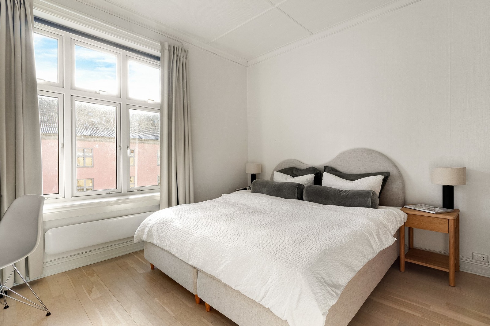 Stort og romslig soverom med svært gode oppbevaringmuligheter i store garderobeskap. Galleribilde