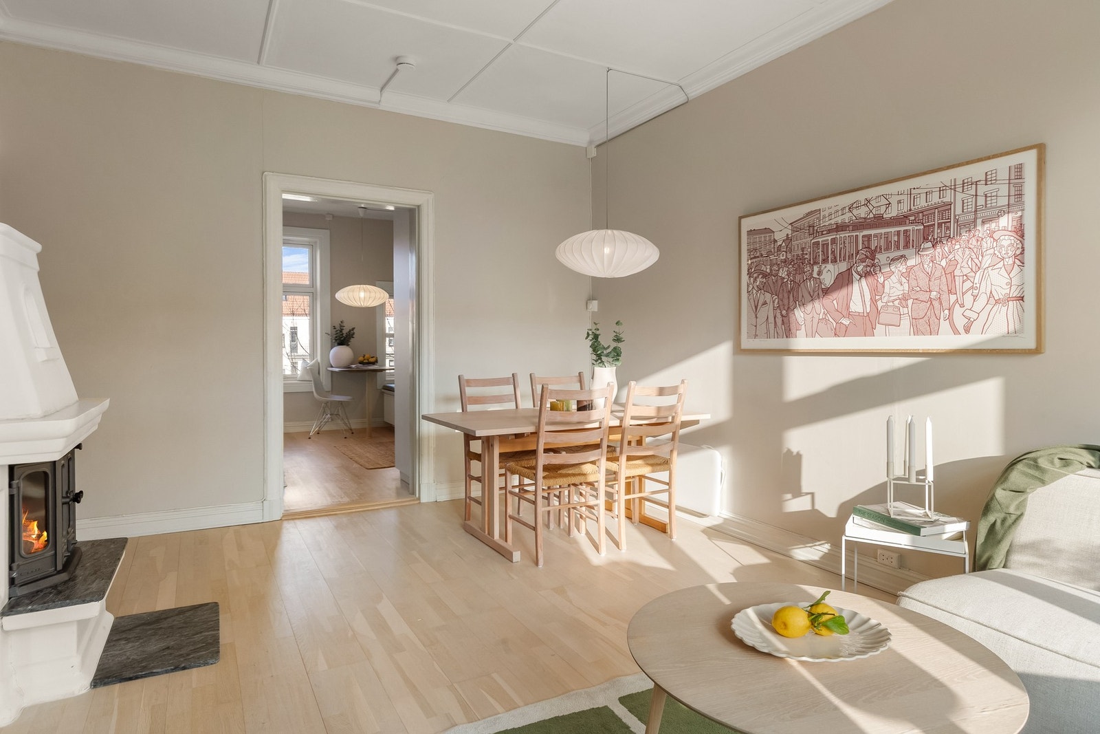 Stuen er også utsmykket med peisovn som bidrar med god atmosfære og varme på kalde høst- og vinterkvelder. Galleribilde