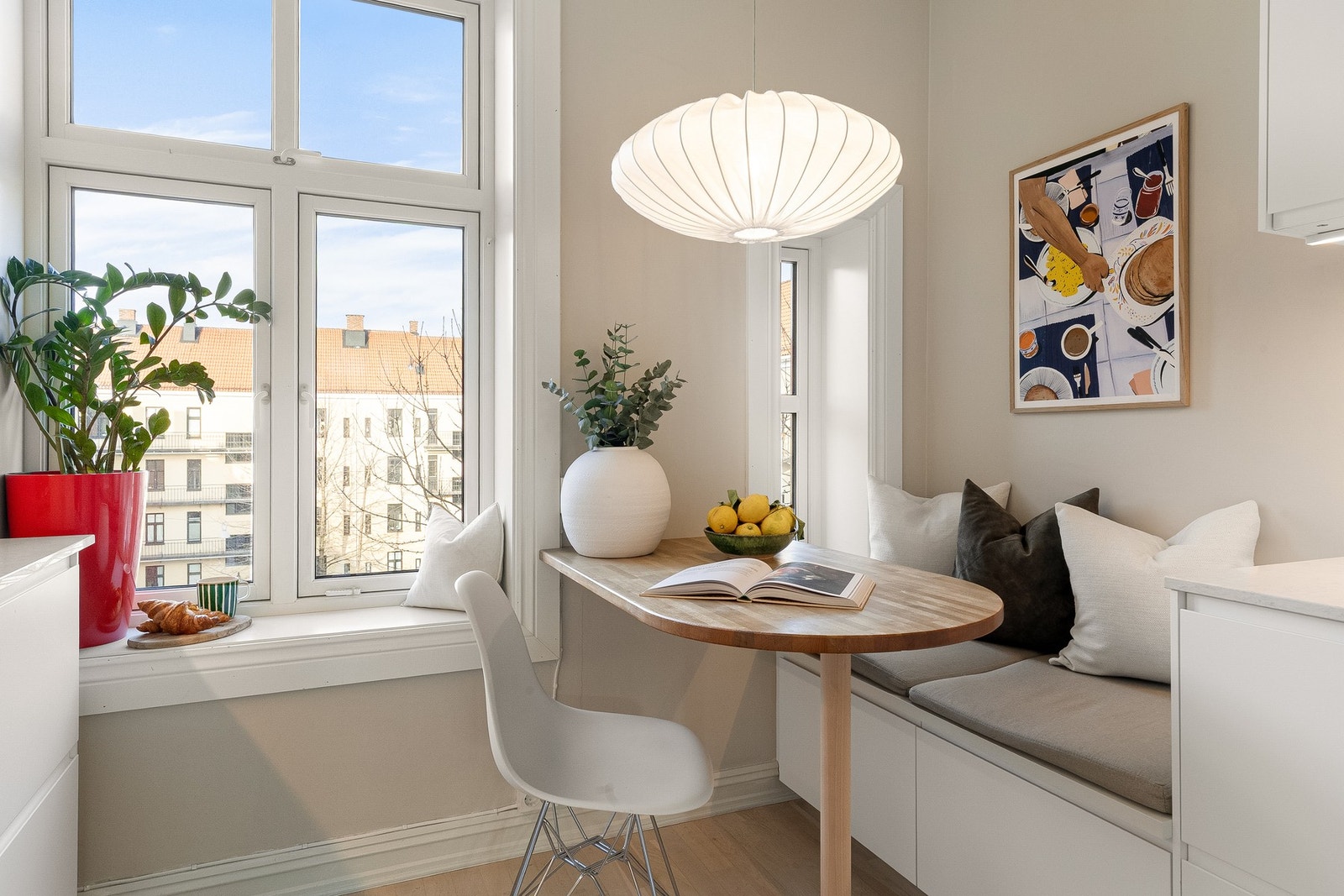 Kjøkkenet har store vindusflater som gir svært godt lysinnslipp og hyggelig utsyn mot gårdsrom. Galleribilde