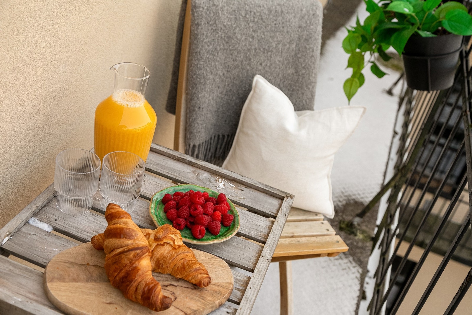 Brannbalkong er en balkong for adkomst til nødtrapp eller annen rømningsvei. Fast møblering må ikke forekomme. Galleribilde