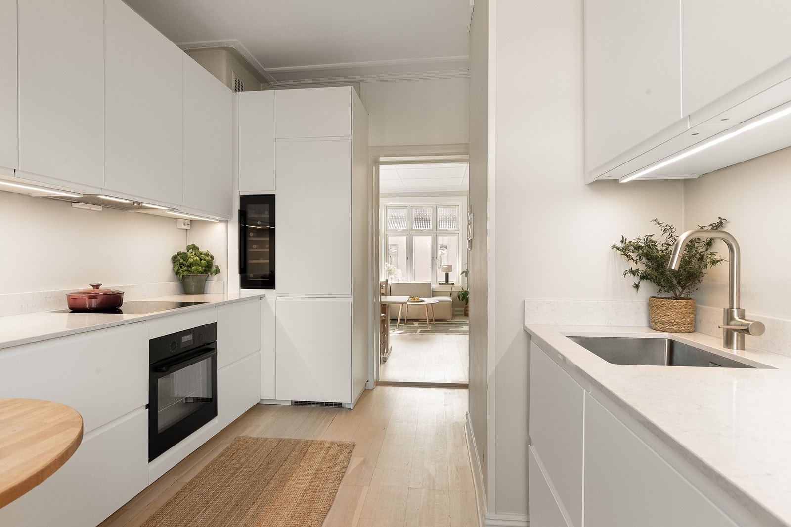 Innredningen har integrerte hvitevarer som stekeovn, koketopp, vinskap, kjøle- og fryseskap, samt oppvaskmaskin og vaskemaskin. Galleribilde