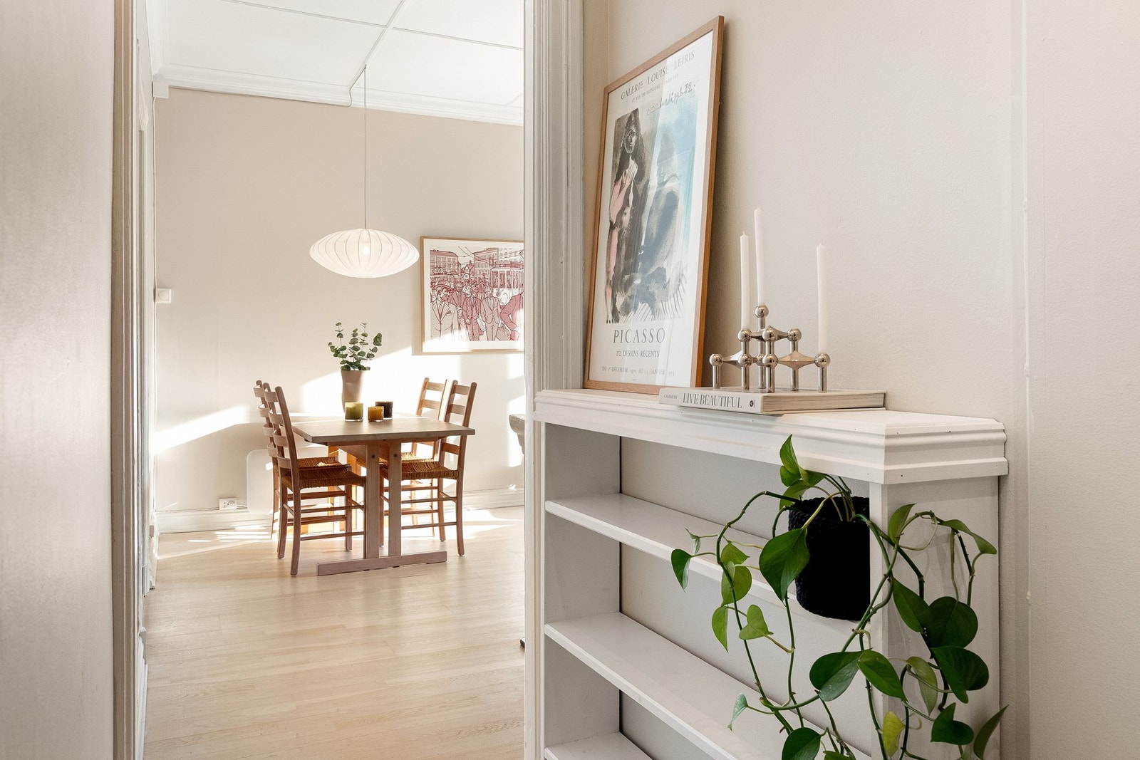 Plass til konsoll eller kommode i entré. Galleribilde