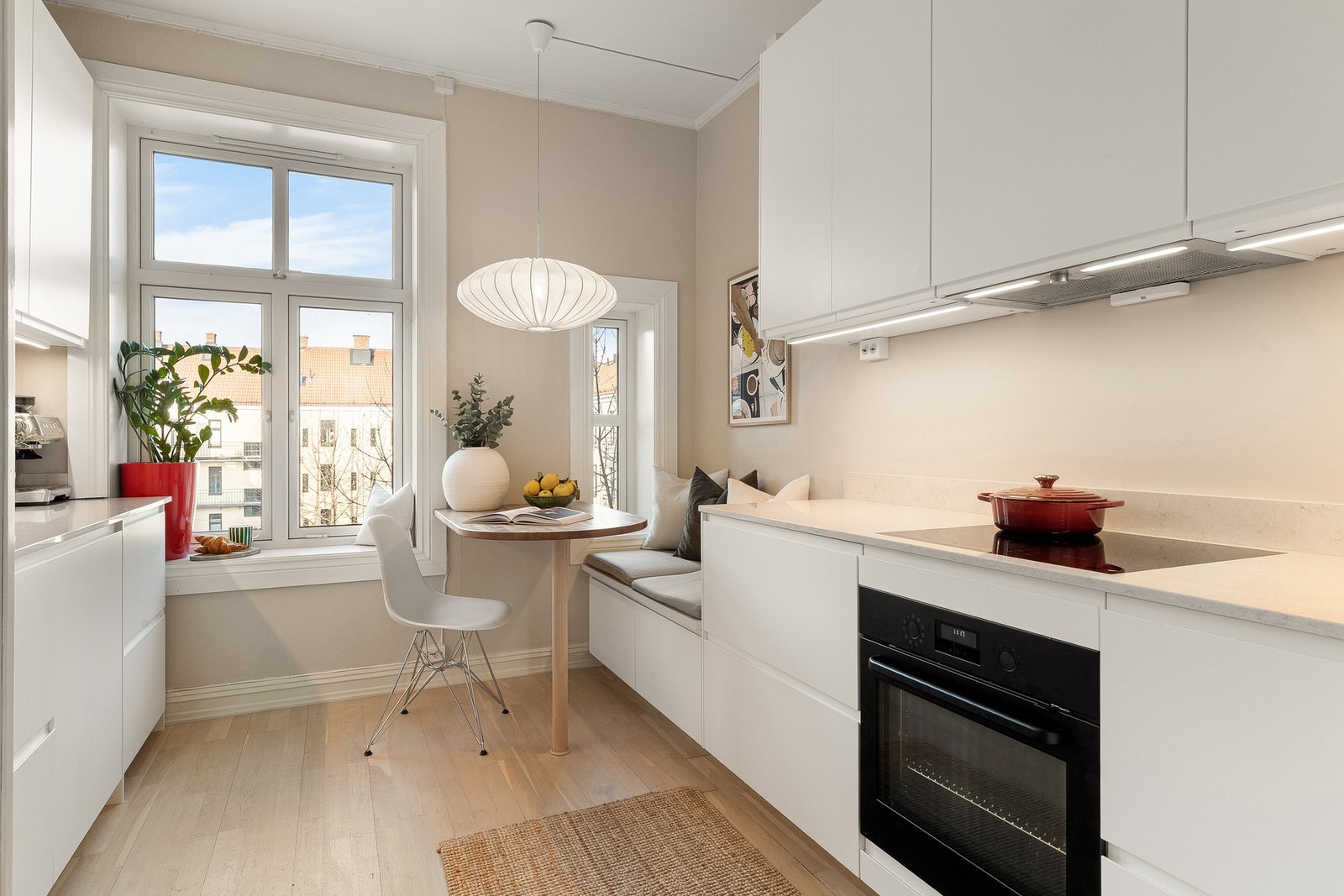 Separat kjøkken som i 2025 ble oppgradert med nye rør og elektrisk anlegg. Det ble også påkostet eksklusiv benkeplate i kompositt fra Lenngren Naturstein og et vinskap fra AEG. Galleribilde