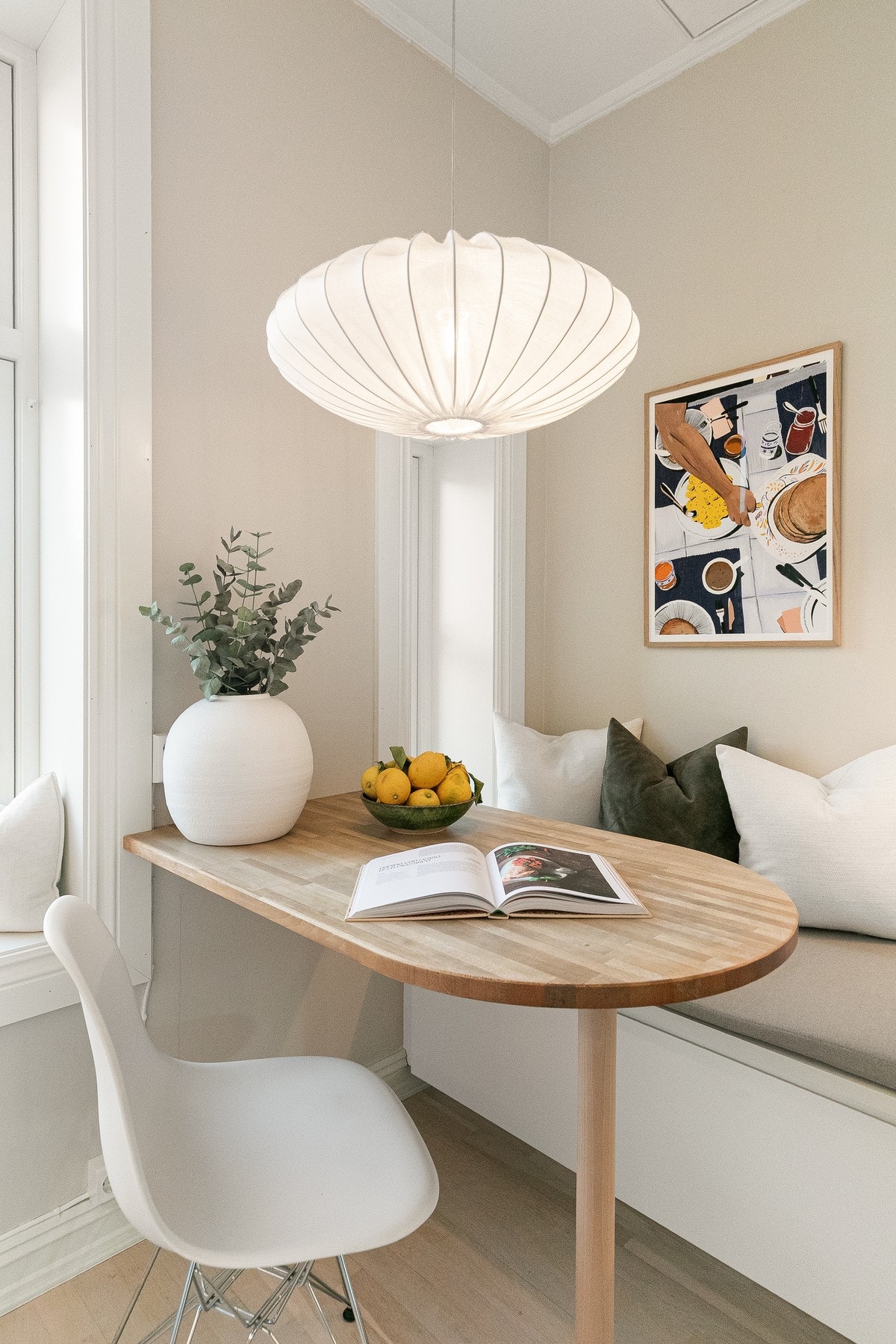 Her kan man nyte hyggelige frokoster vel som middager, med en svært koselig spiseplass på kjøkkenet. Galleribilde