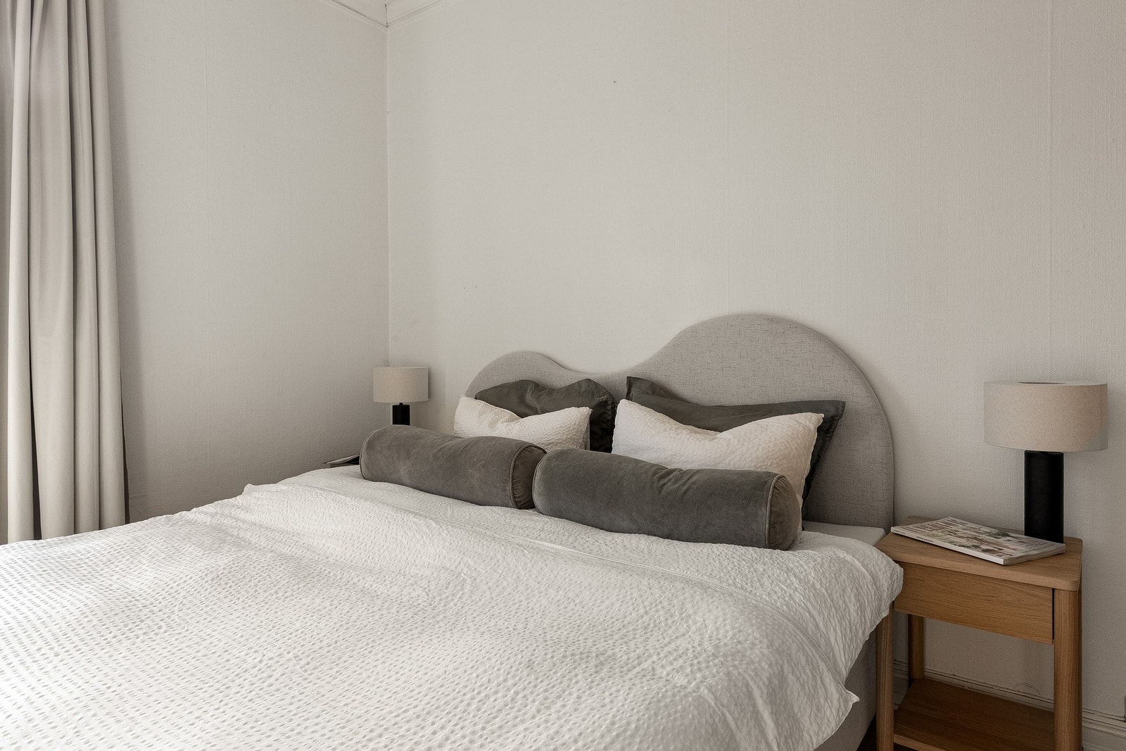 Stort og flott soverom med god plass til bred dobbeltseng, nattbord, kontorpult og store garderobeskap fra Ikea med smart innredning fra 2025. Galleribilde