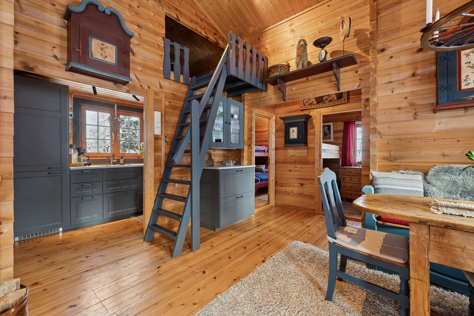 God takhøyde gir en god romfølelse. Liten hems over kjøkkendelen. Galleribilde