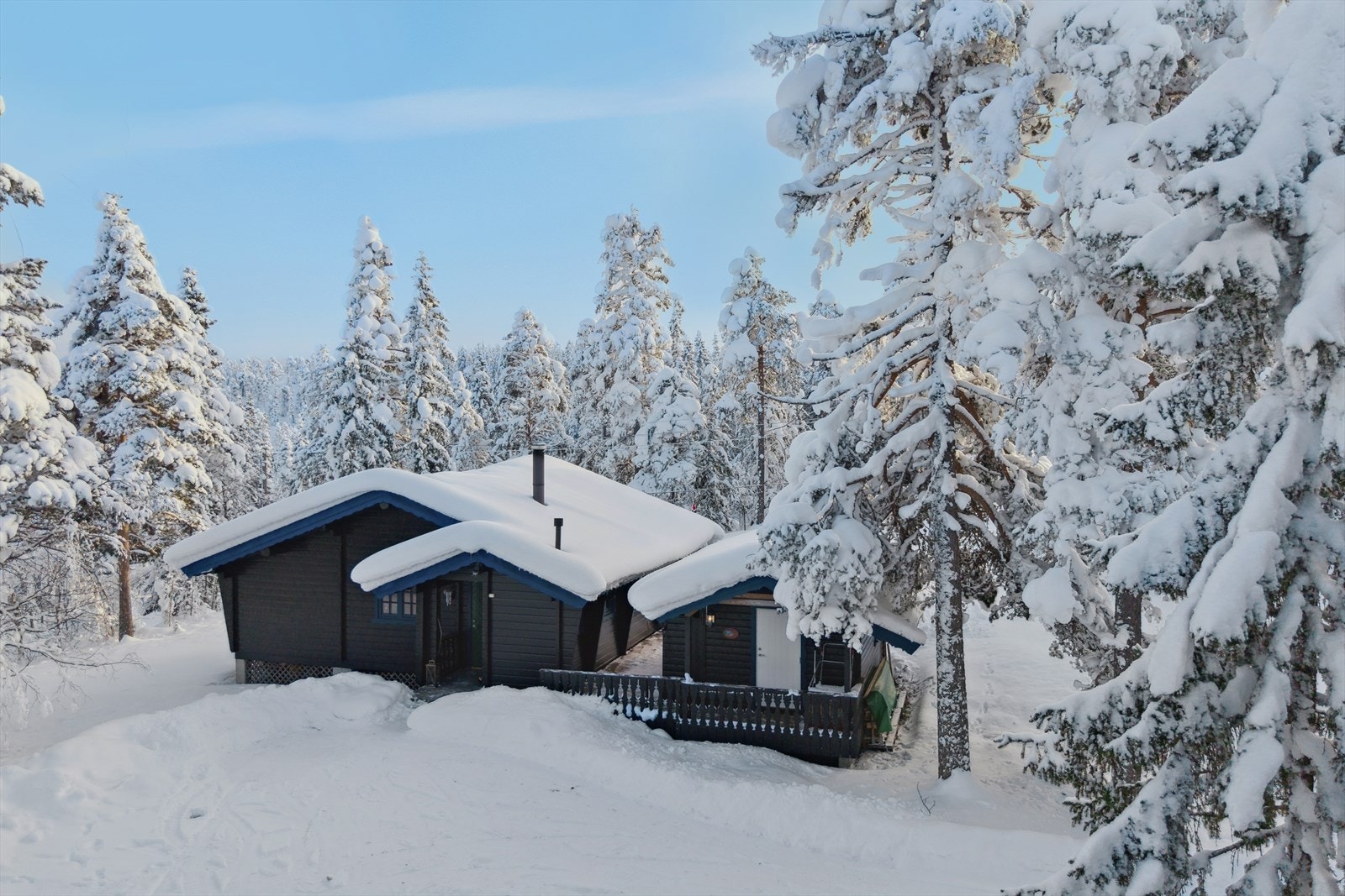 Det er god plass til parkering på eiendommen. Galleribilde