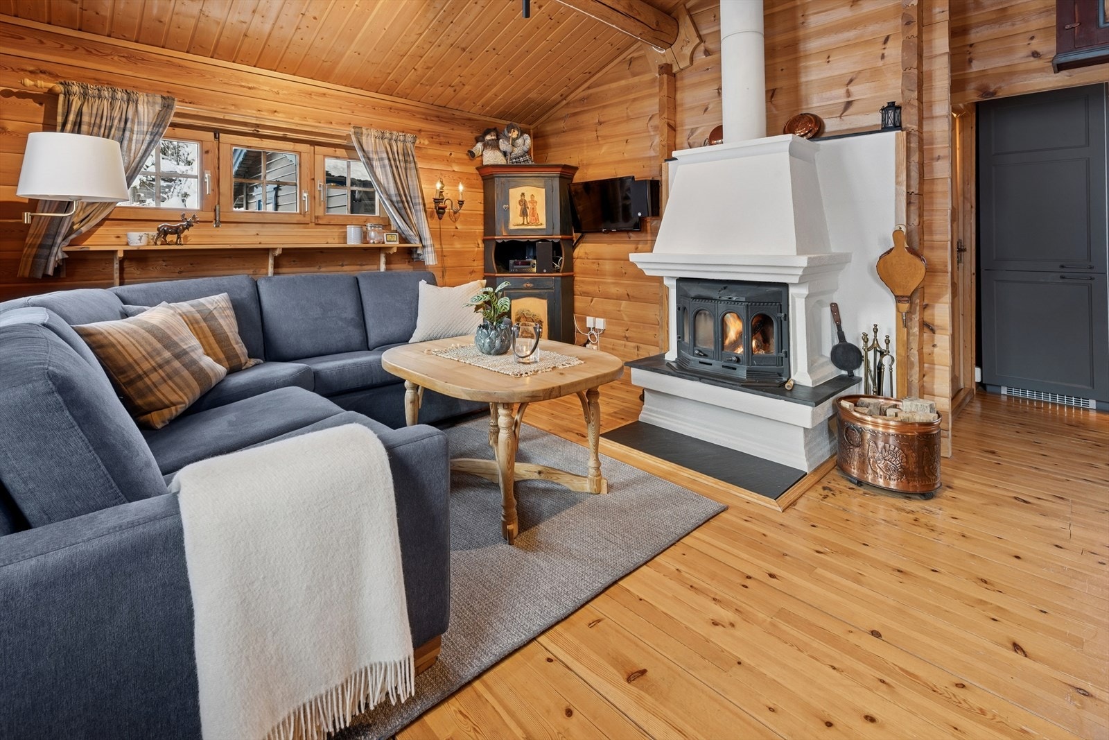 Koselig stue med peis som gir god varme. Galleribilde