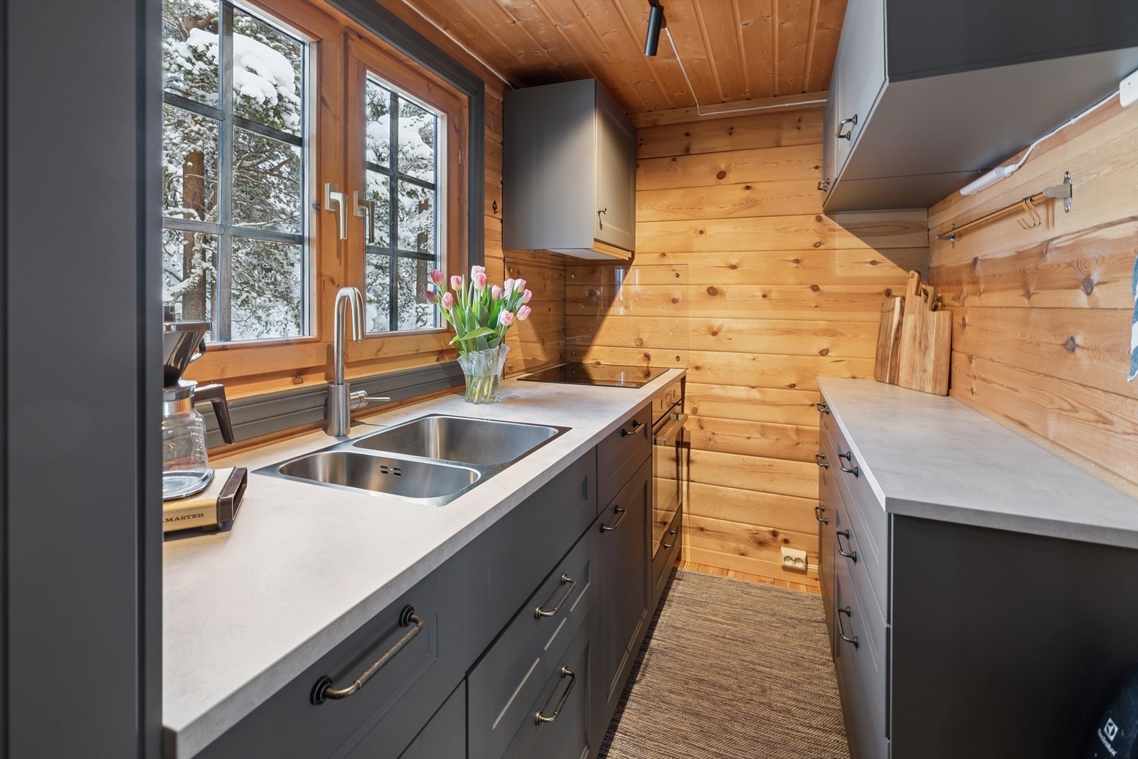 Kjøkkeninnredningen er fra 2024, og har bra med skap og skuffer. Vann kommer fra dagtanken på dusjrommet. Galleribilde