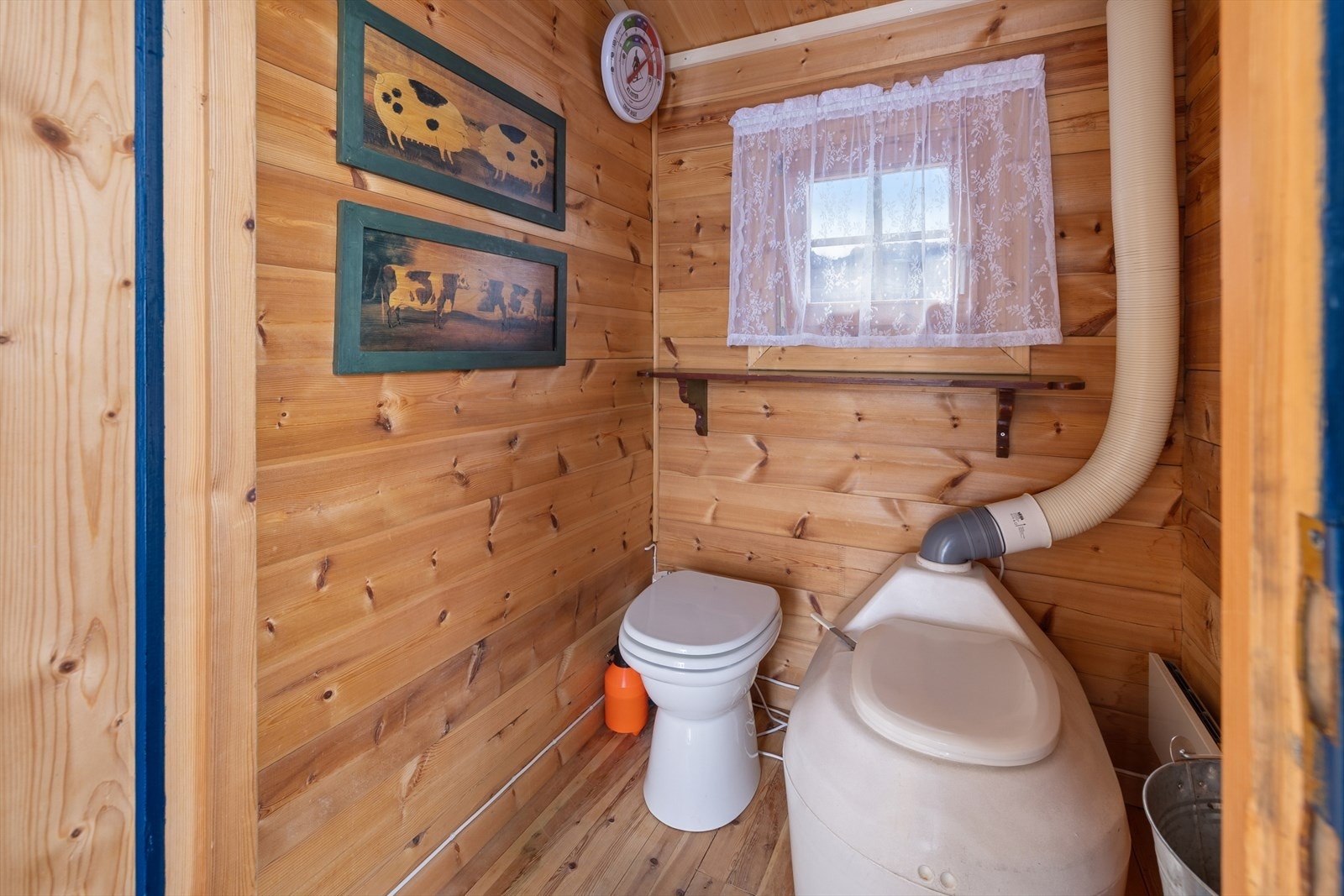 Toalettrom med adkomst utenfra. Galleribilde