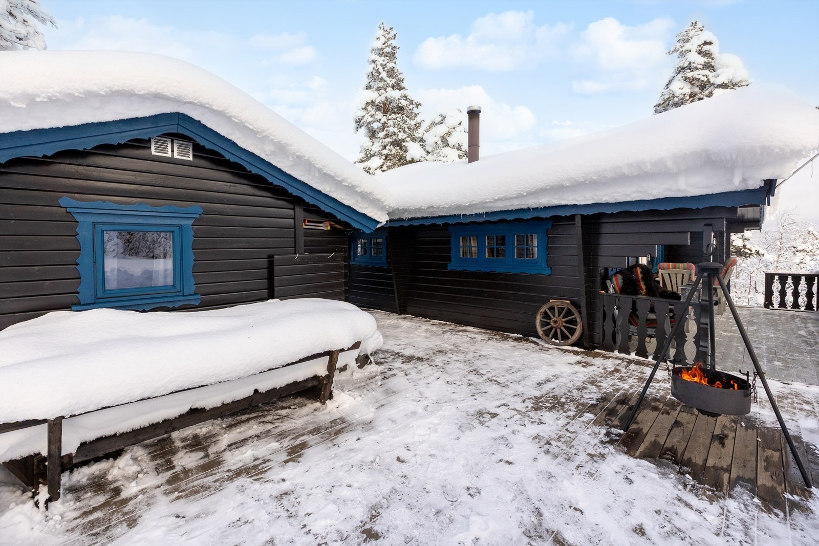 Fine uteplasser rundt hytta. Galleribilde