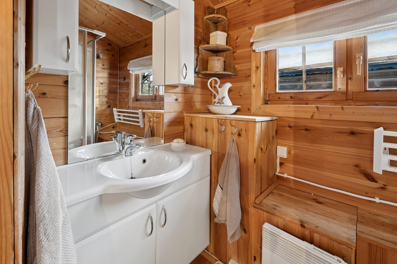 Dusjrommet har servantskap og dusjkabinett. Dagtanken er plassert i benken. Galleribilde