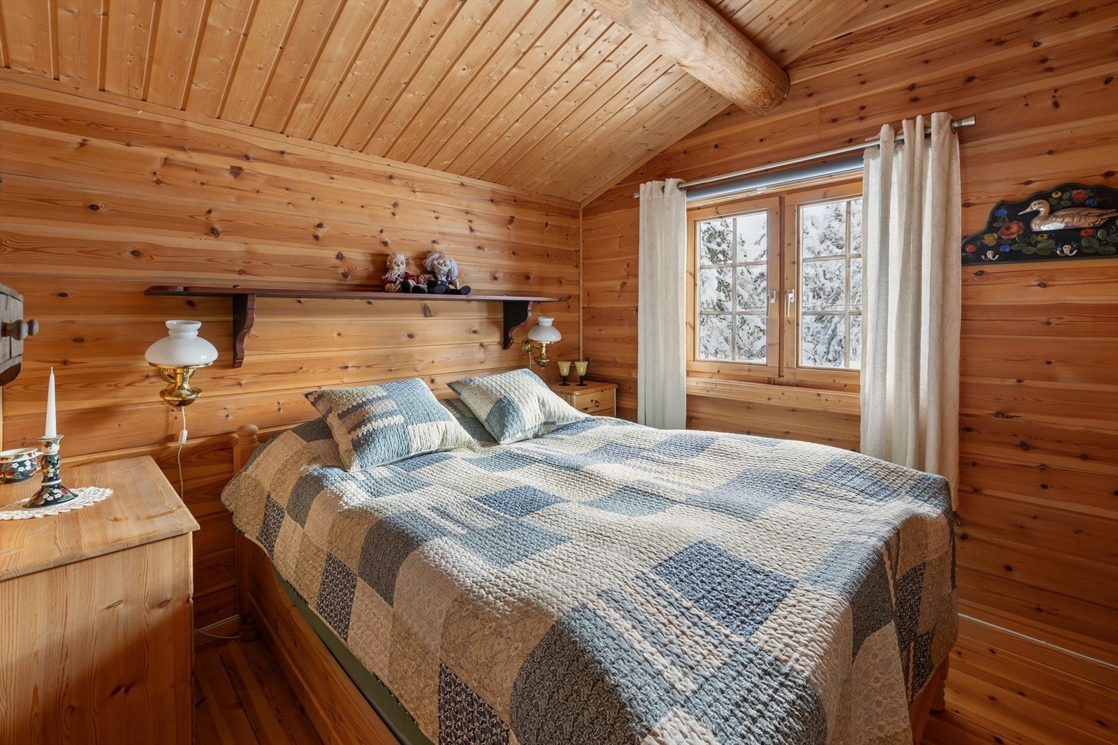 Romslig hovedsoverom med god plass til dobbeltseng. Galleribilde