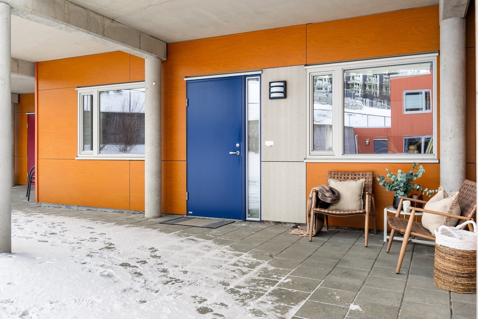 Ved inngangspartiet på østsiden av bygget er det god plass til et lite kafésett med bord og stoler. Galleribilde