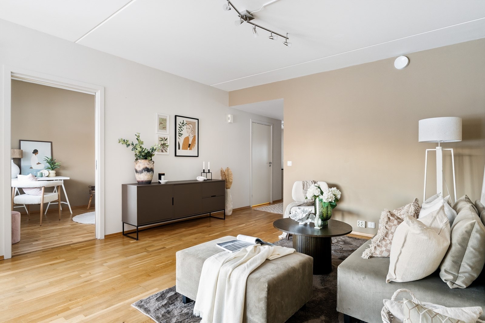 Leiligheten bærer preg av gjennomtenkte løsninger og har en fin, gjennomgående fargepalett som appellerer til moderne preferanser. Galleribilde