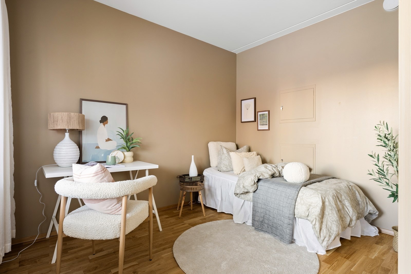 Rommene oppleves som innbydende med behagelige fargevalg på vegger og 3-stavs parkettgulv. Galleribilde