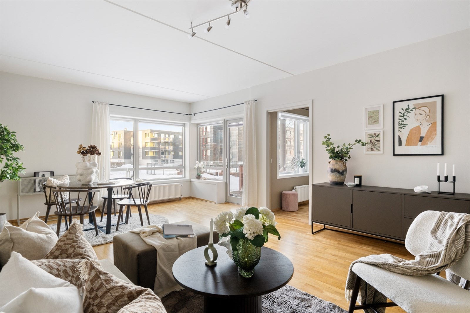 Stuen er meget romslig med god plass til sittegruppe og mediemøblement. Galleribilde