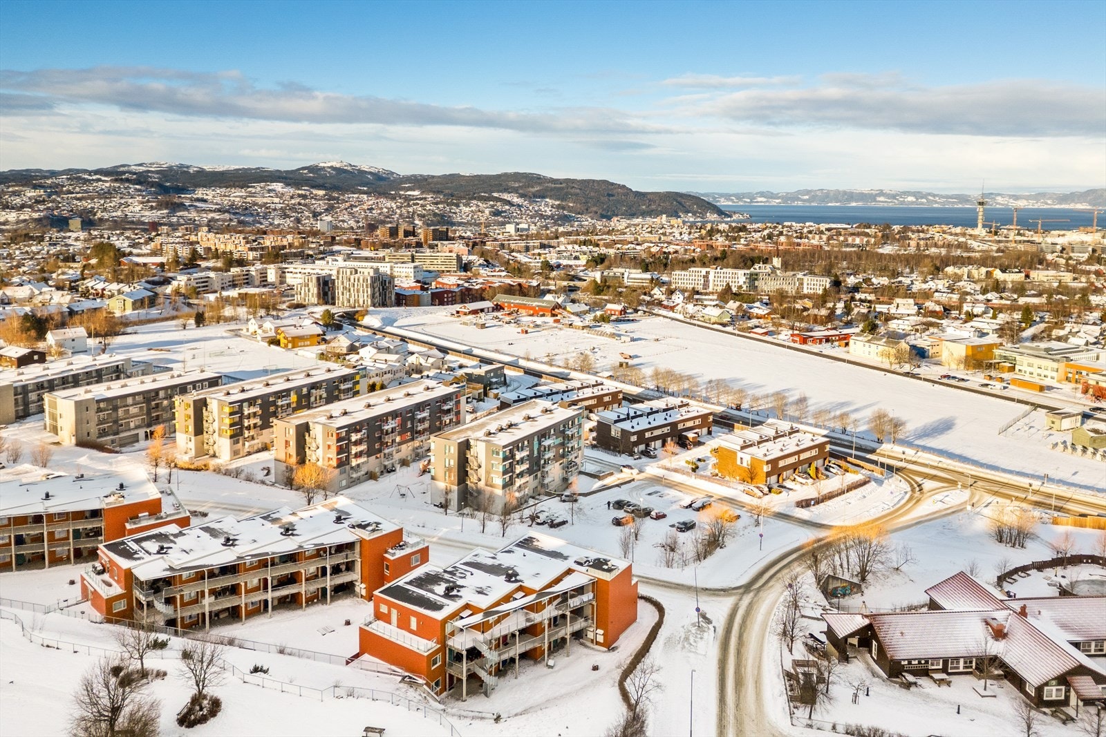 Sameiet består av 42 leiligheter fordelt på tre bygg plassert over en felles parkeringskjeller. Her bor man tilbaketrukket fra den travle bykjernen samtidig som alle nødvendige hverdagsfasiliteter ligger innen kort rekkevidde. Galleribilde