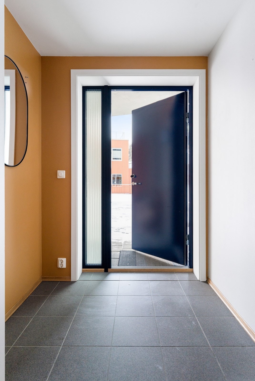 Innenfor døra blir du møtt av en flislagt entré med god plass til vegghengt klesoppbevaring og skoskap. Galleribilde