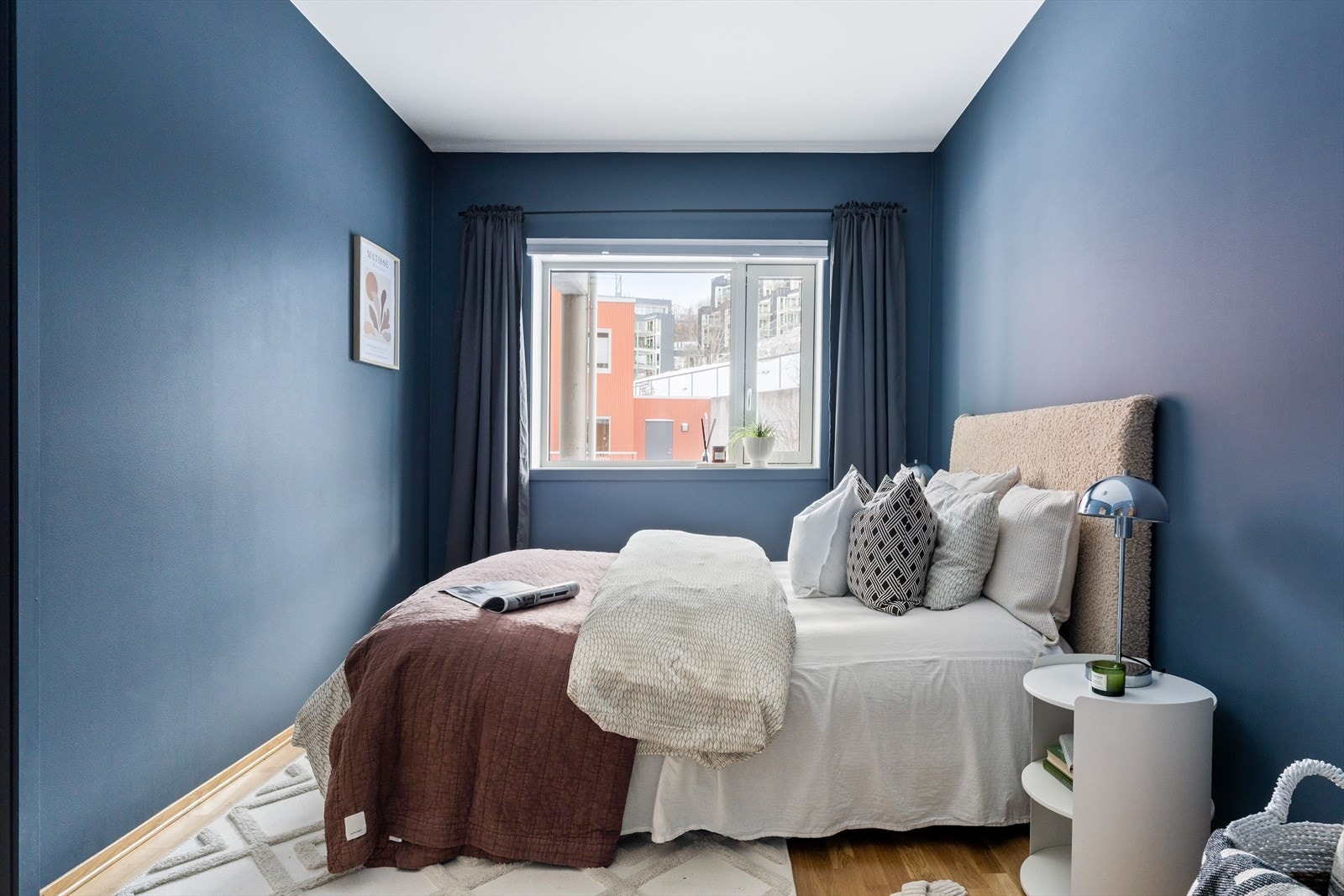 Leiligheten kan by på to romslige soverom på henholdsvis 9 kvm og 11 kvm. Galleribilde