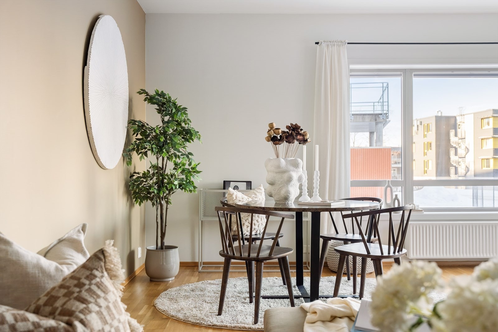 Rause vindusflater gir godt med lys til oppholdsrommet, og det er installert praktiske plissègardiner. Galleribilde