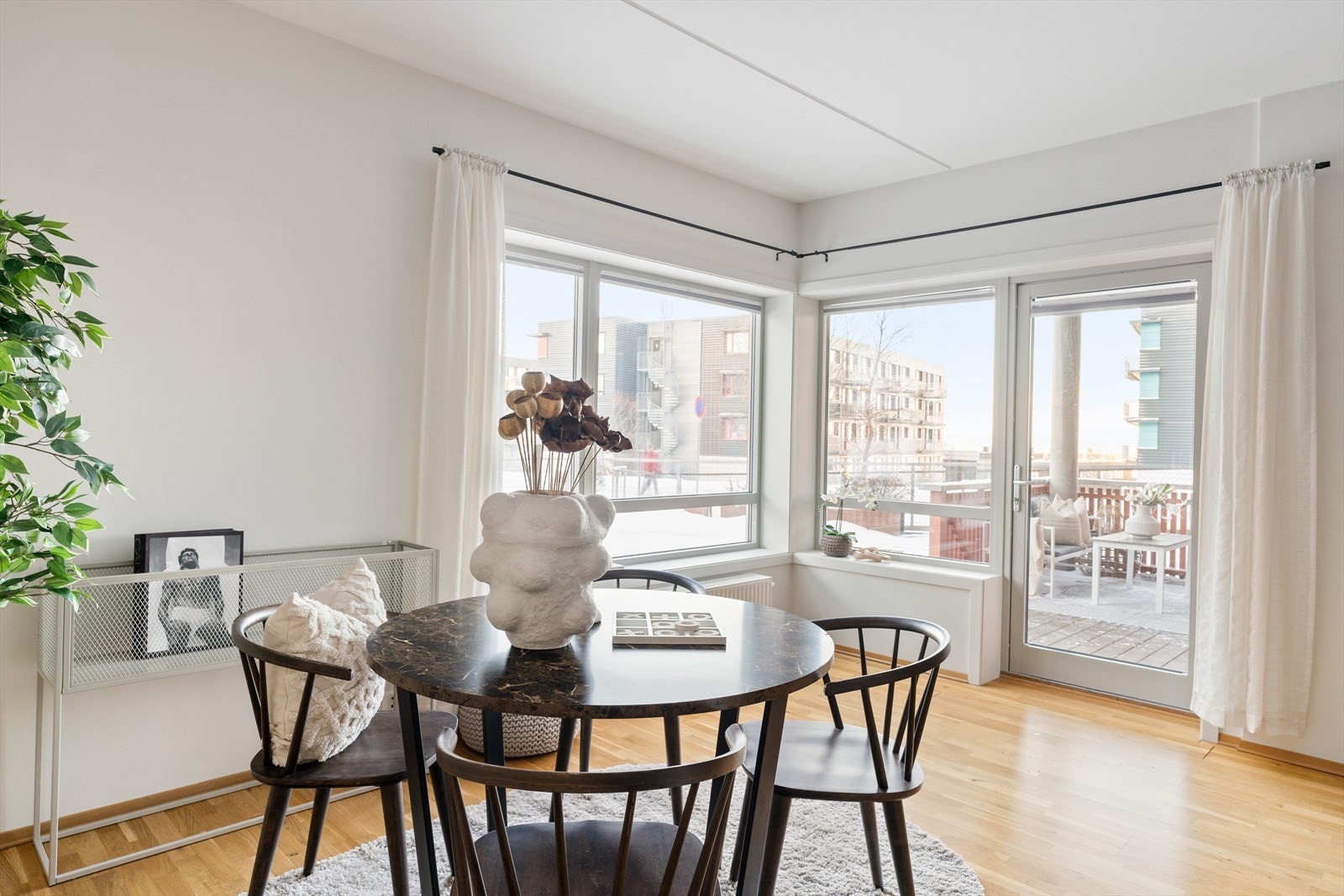 Fra stuen er det utgang til en vestvendt terrasse med gode solforhold. Galleribilde