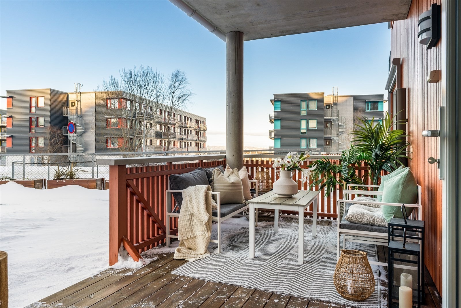 Leiligheten har en praktisk beliggenhet på bakkeplan med vestvendt orientering og direkte adkomst til grøntareal. Galleribilde