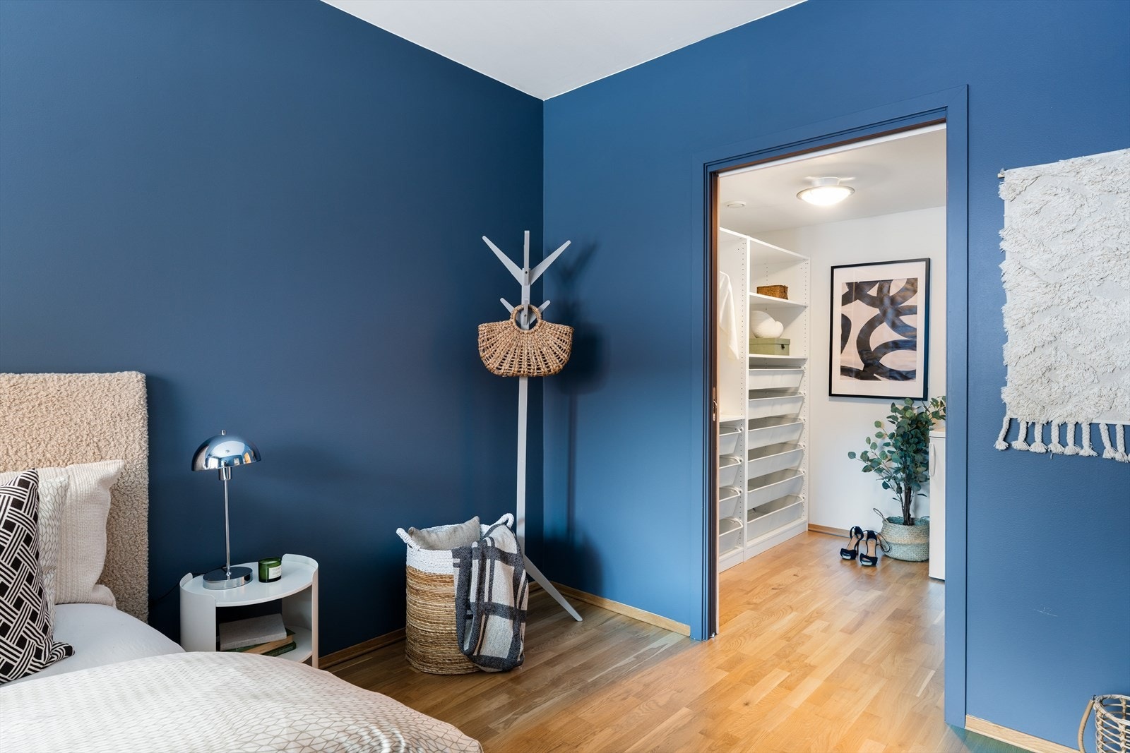 Hovedsoverommet har adkomst til bod / teknisk rom som er innredet som walk-in. Galleribilde