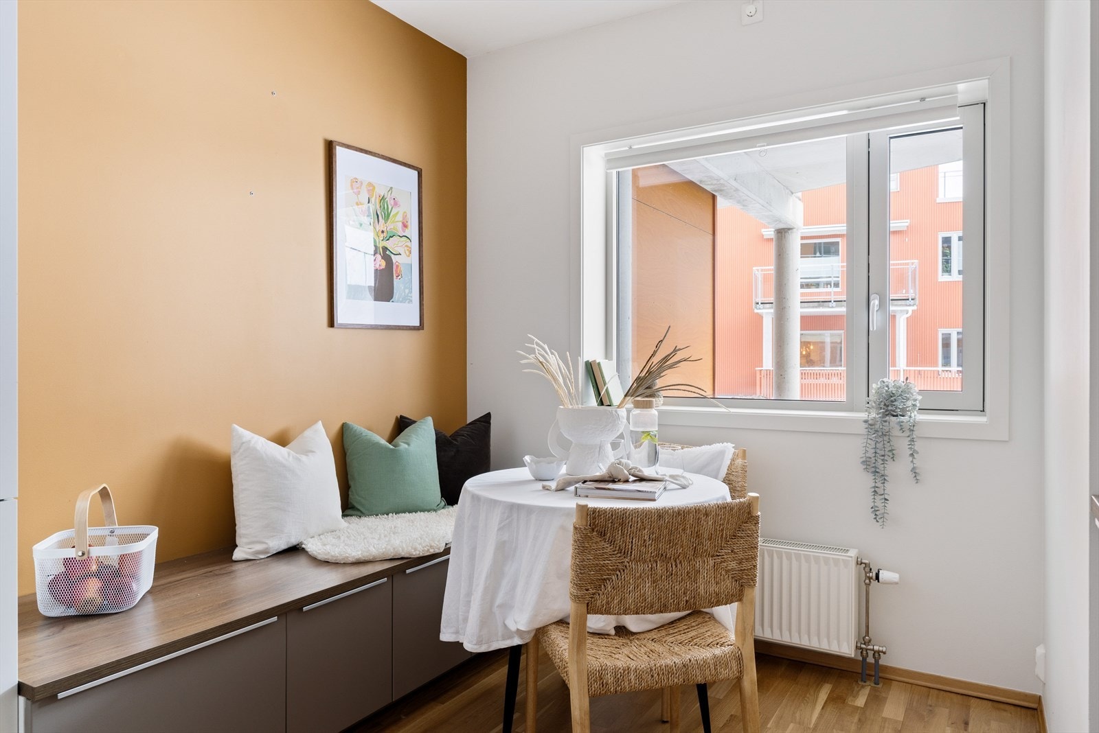 Det er god plass til en spisegruppe på kjøkkenet. Galleribilde