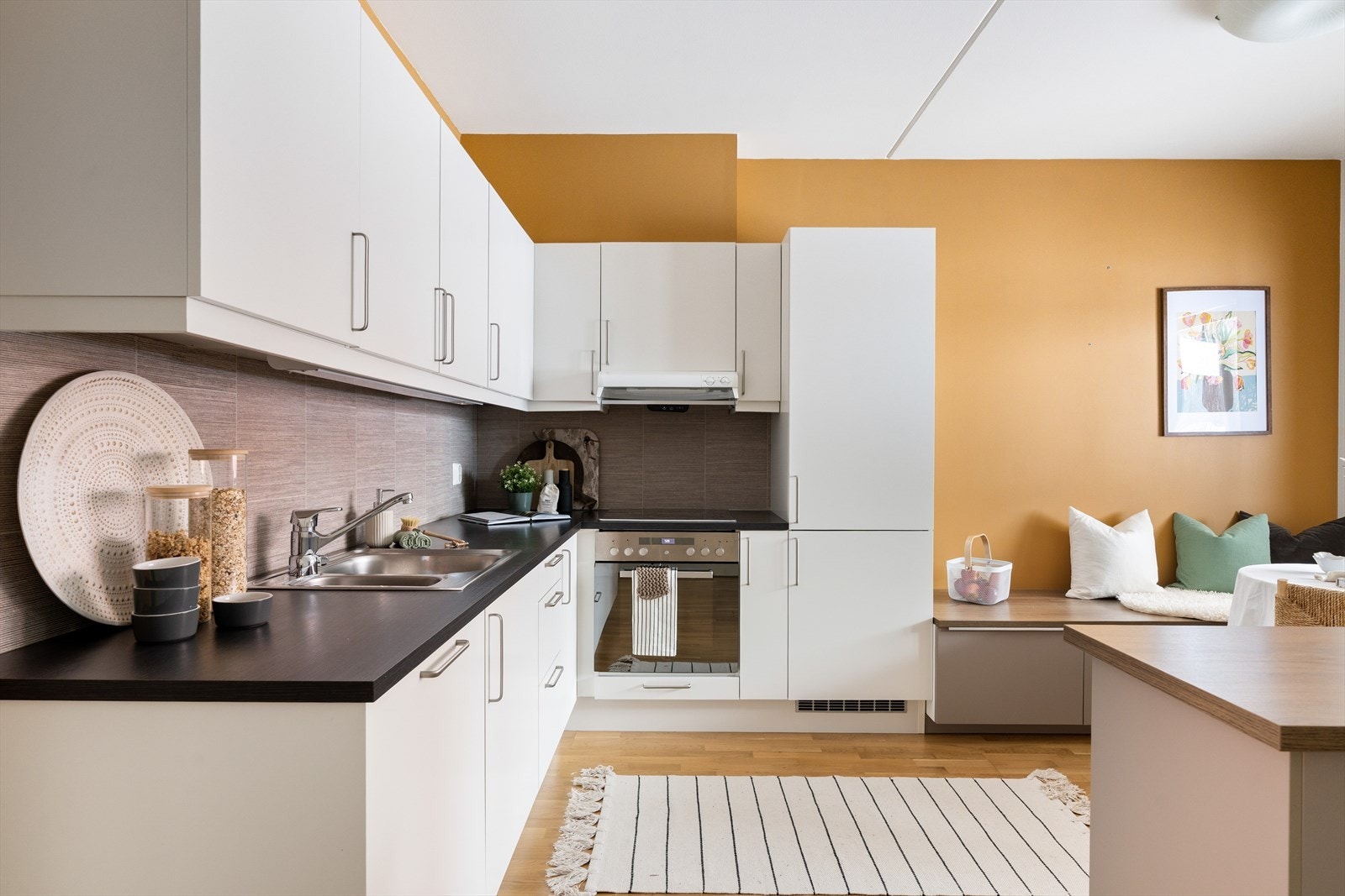 Innredningen har et pent og tidløst uttrykk med nøytrale fronter og laminat benkeplate. Galleribilde