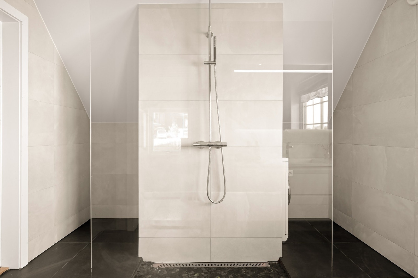 Nedsenket dusjnisje med naturstein Galleribilde