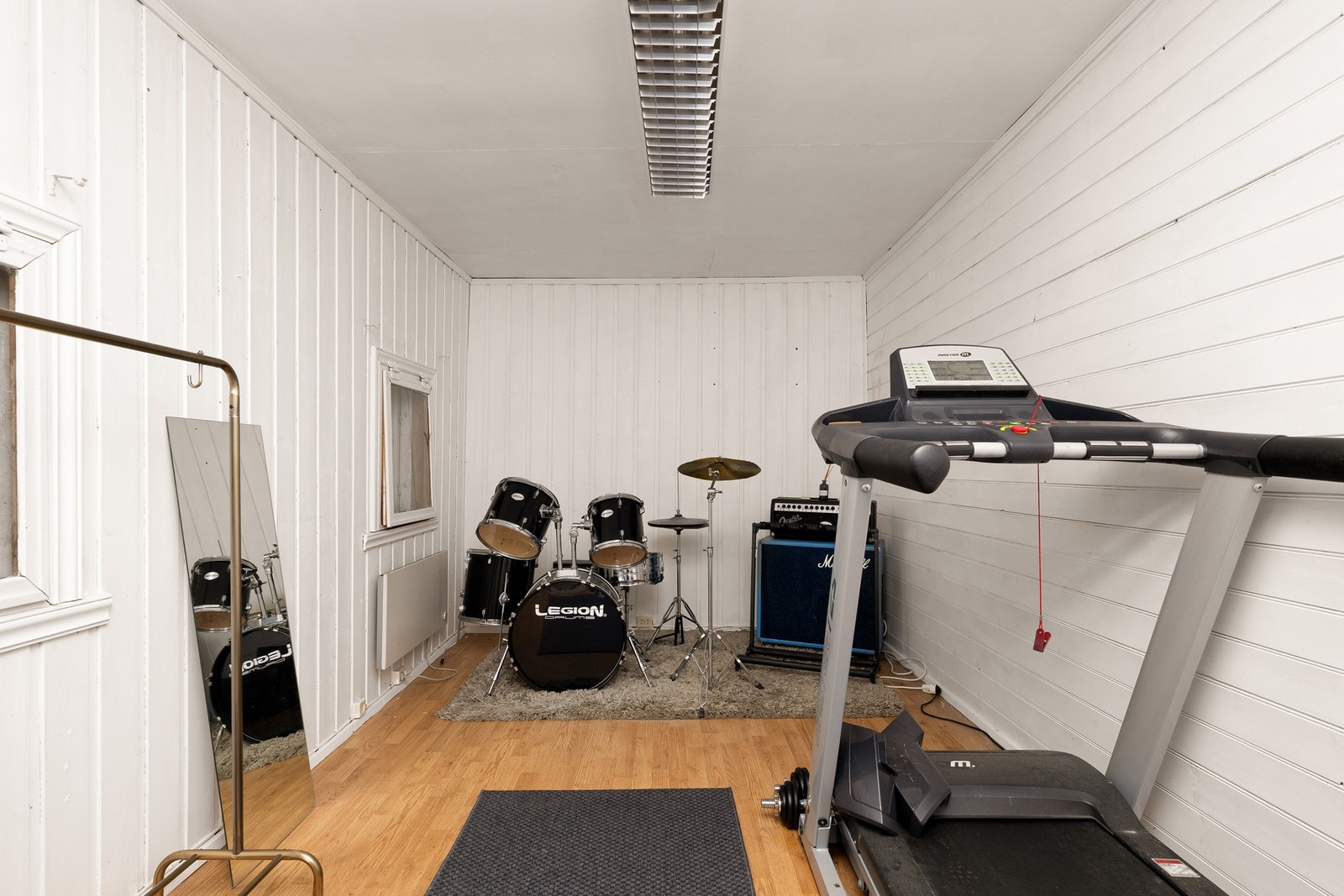 Perfekt som treningsrom eller hobbyrom. Laminat på gulv, panel på vegger og malte plater i tak Galleribilde
