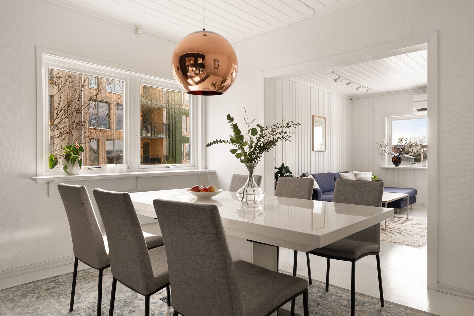 Lyse og innbydende farger på overflater i hele etasjen Galleribilde