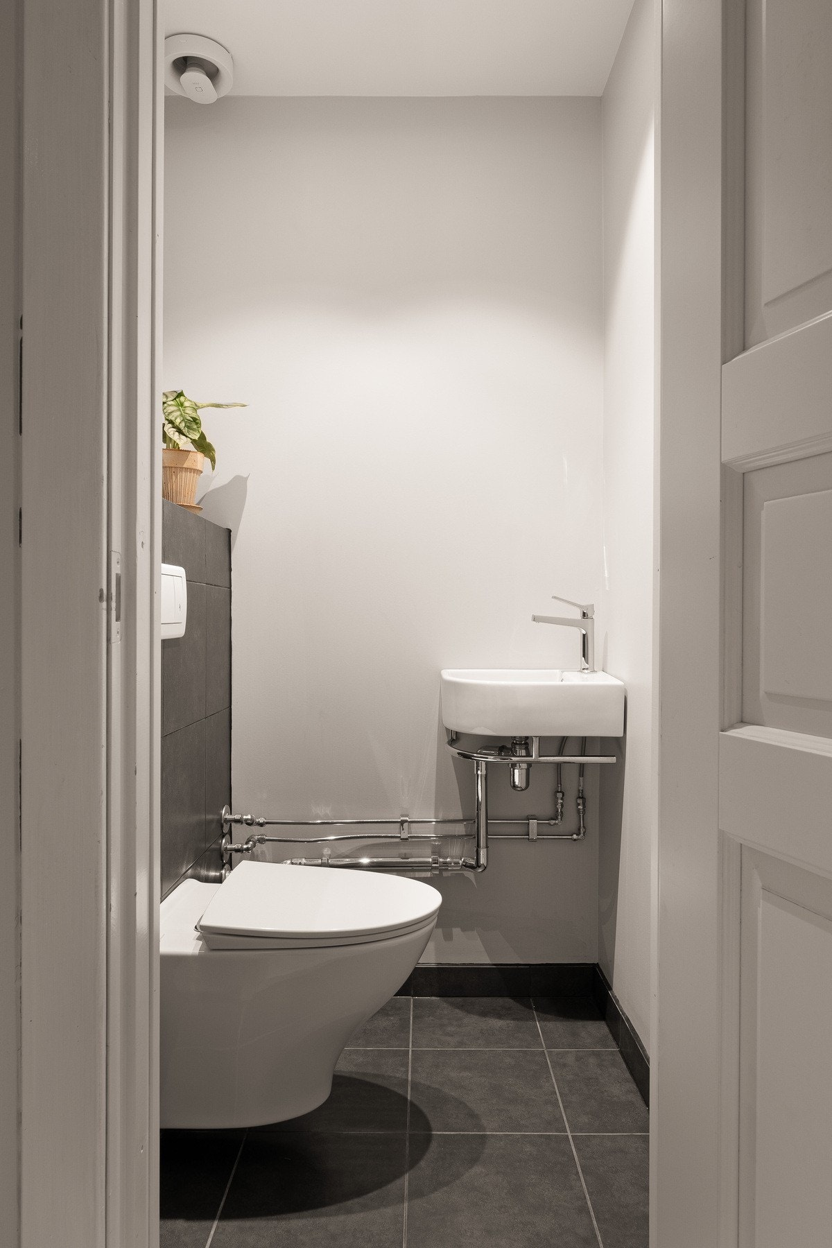 Toalettrom adskilt fra badet Galleribilde