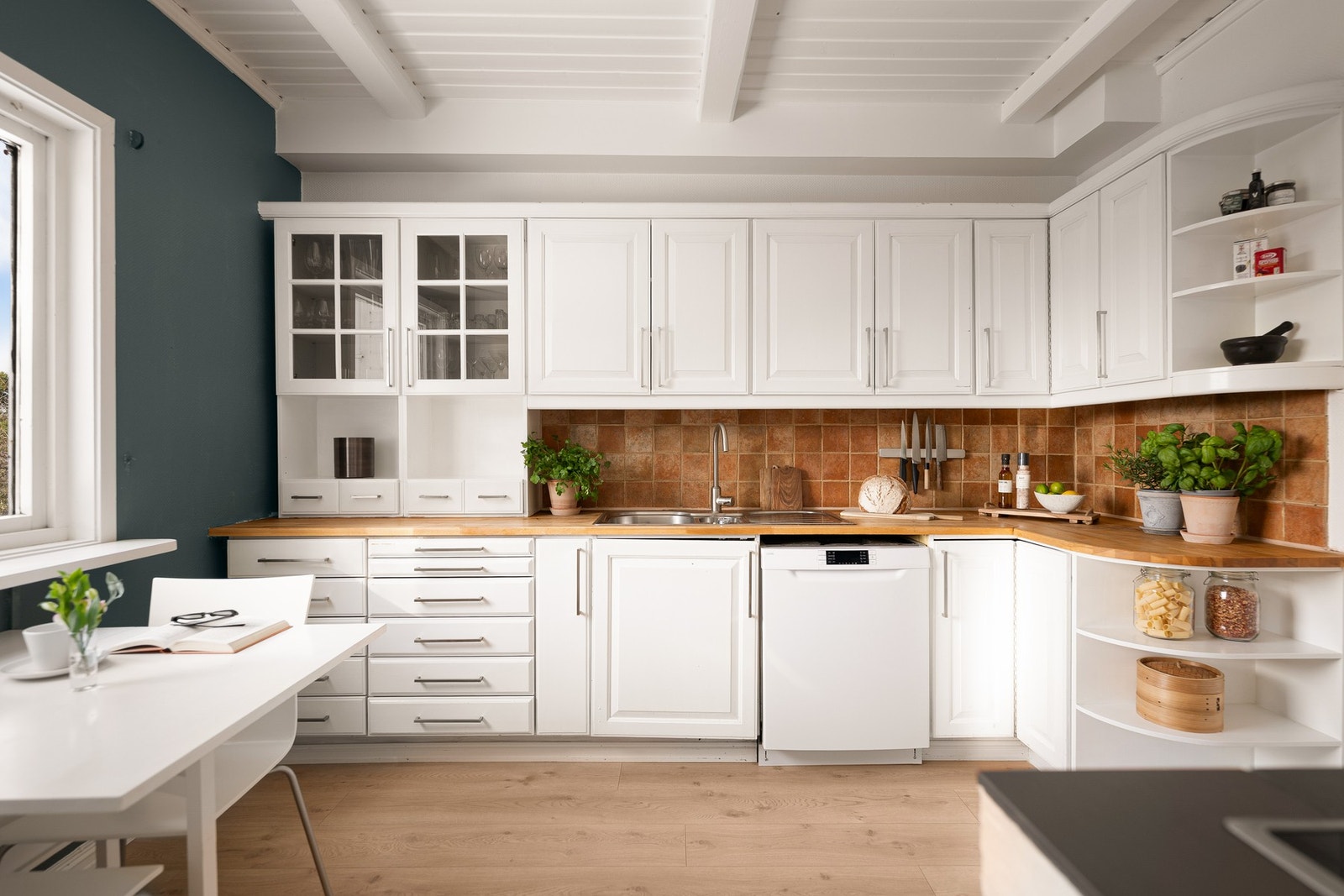 Flislagt mellom over- og underskap Galleribilde